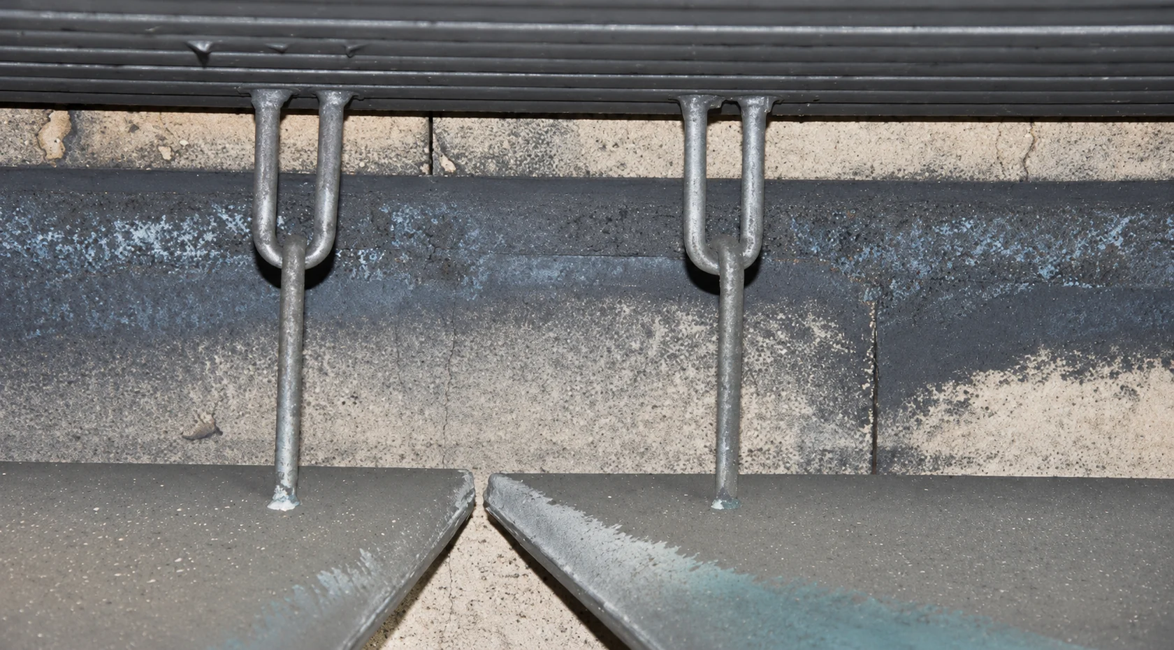 External ceramic welding on a glass furnace